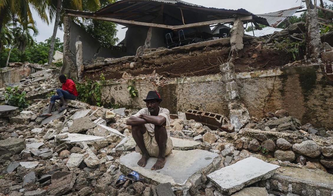 Ett raserat sjukhus i Fleurant i Haiti. Foto: Fernando Llano/AP/TT