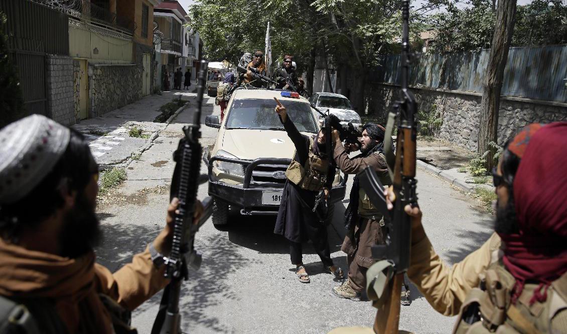 Patrullerande talibaner i huvudstaden Kabul under torsdagen. Foto: Rahmat Gul/AP/TT