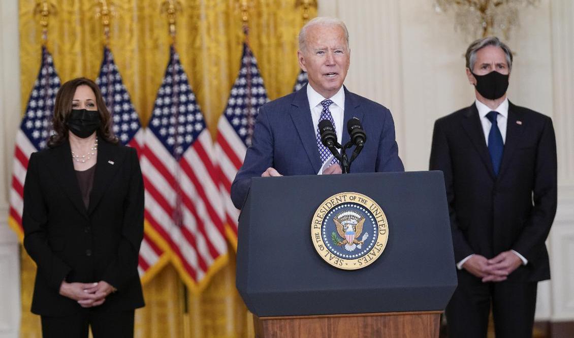 President Joe Biden, med vicepresident Kamala Harris till vänster och utrikesminister Antony Blinken till höger. Foto: Manuel Balce Ceneta/AP/TT