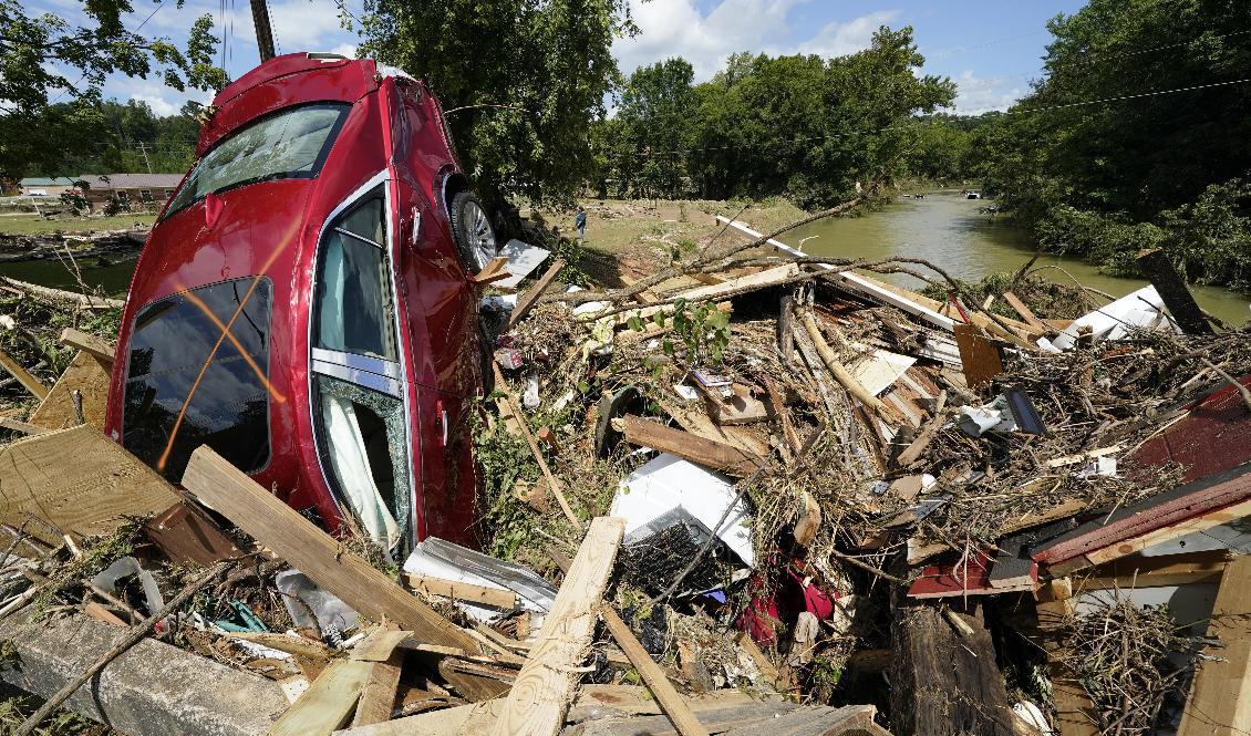 En bil och annat bråte hade på söndagen spolats upp mot en bro över ett vattendrag i samhället Waverly i Tennessee. Foto: Mark Humphrey/AP/TT
