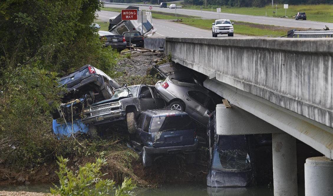 Bilar på hög vid efter översvämningen i samhället Waverly i Tennessee. Arkivbild. Foto: John Amis/AP/TT