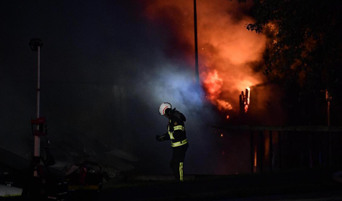 Över hundra bilar brinner i ett garage i Märsta. Foto: Pontus Lundahl/TT
