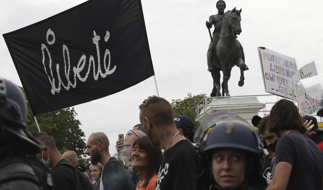 Demonstranter i Paris under förra helgens protester mot vaccinpasset. Foto: Adrienne Surprenant/AP/TT