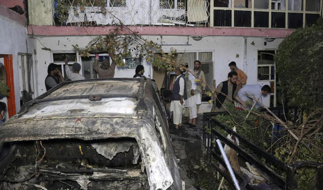 En bil som uppges ha transporterat självmordsbombare angreps av en amerikansk drönare. Foto: Khwaja Tawfiq Sediqi/AP/TT