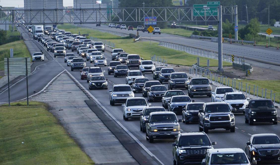 Det rådde trafikstockning ut från New Orleans på lördagen, när folk flydde stan undan ovädret. Foto: Steve Helber/AP/TT