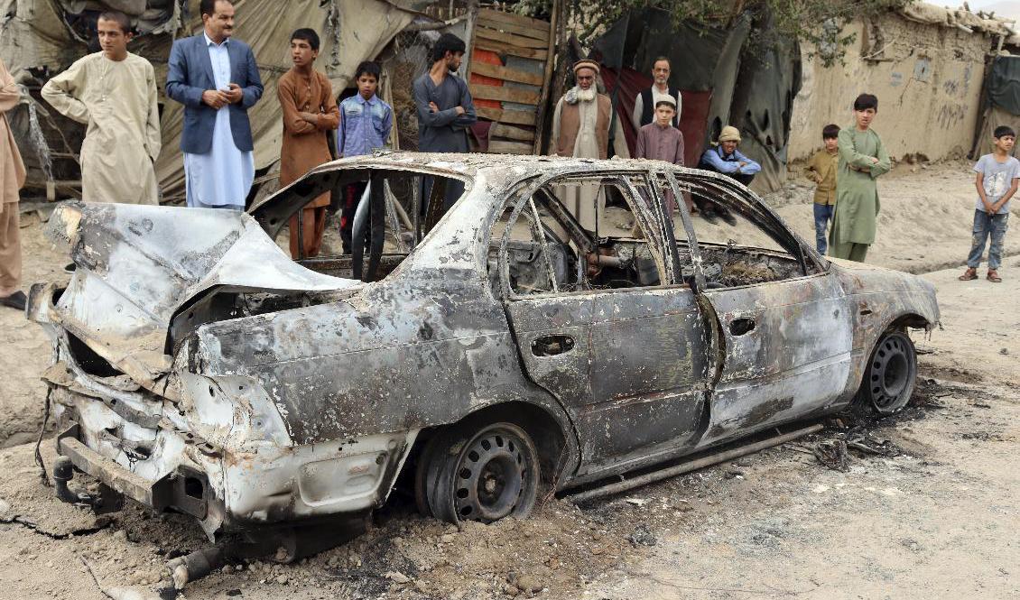 Kabulbor inspekterar en bil efter måndagens raketattacker mot flygplatsen i Kabul. Foto: Khwaja Tawfiq Sediqi/AP/TT