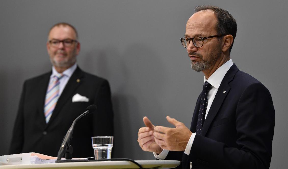 Brommautredaren Magnus Persson och infrastrukturminister Tomas Eneroth (S). Foto: Henrik Montgomery/TT