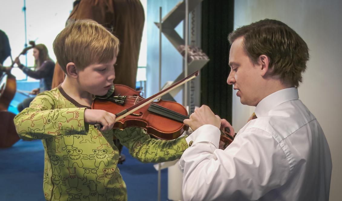 

Barn provar att spela fiol på öppet hus i Berwaldhallen i Stockholm. Foto: Bilbo Lantto                                                                                        