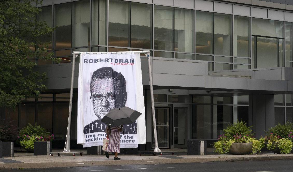 Protestplakat mot domare Robert Drain som granskar fallet med Purdue Pharma. Foto: Mark Lennihan/AP/TT