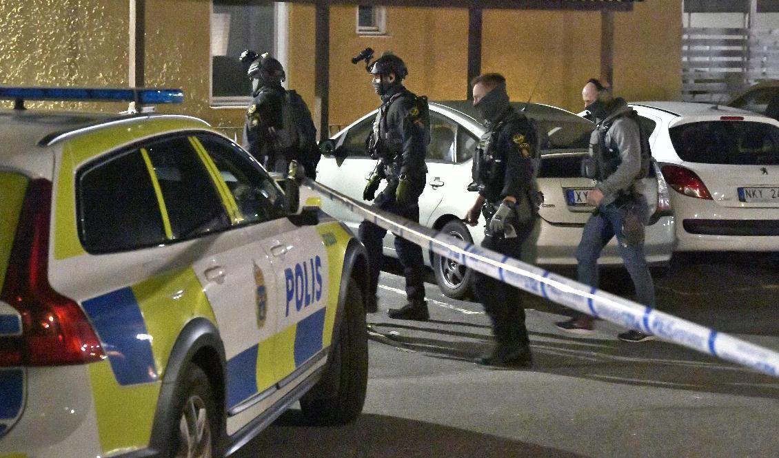 Två personer har blivit skjutna i Jordbro, i Haninge söder om Stockholm. Här arbetar poliser på brottsplatsen. Foto: Claudio Bresciani/TT