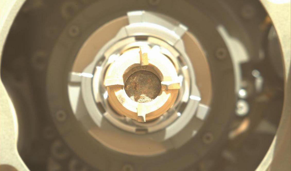 Här syns stenprovet inuti Perseverance titaniumborr. Foto: NASA/JPL-Caltech/ASU via AP/TT