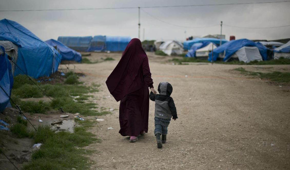 En kvinna med sin son i Roj-lägret i nordöstra Syrien, mars 2019. Arkivbild. Foto: Maya Alleruzzo/AP/TT
