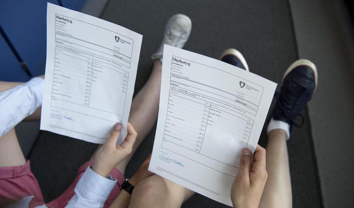 Stora grupper elever lämnar grundskolan med underkända betyg. Nu vill utbildningsministern utreda om godkäntgränsen ska vara kvar. Arkivbild. Foto: Jessica Gow/TT