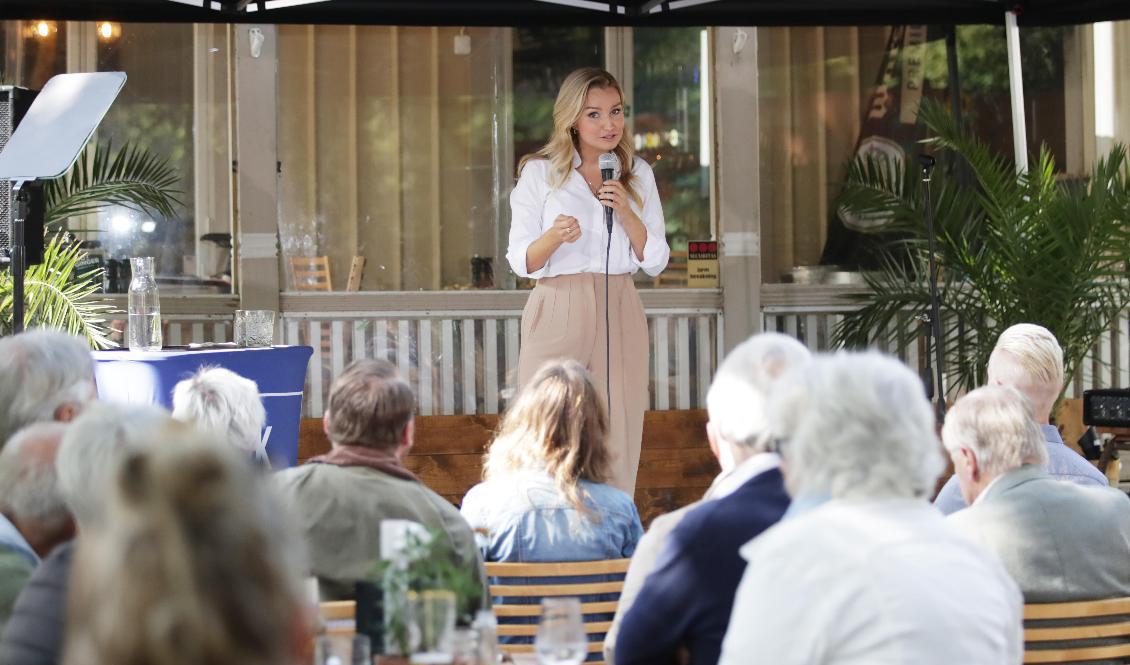 Kristdemokraternas partiledare Ebba Busch (KD) höll tal på en uteservering vid stadsparken i Hjo. Foto: Adam Ihse/TT