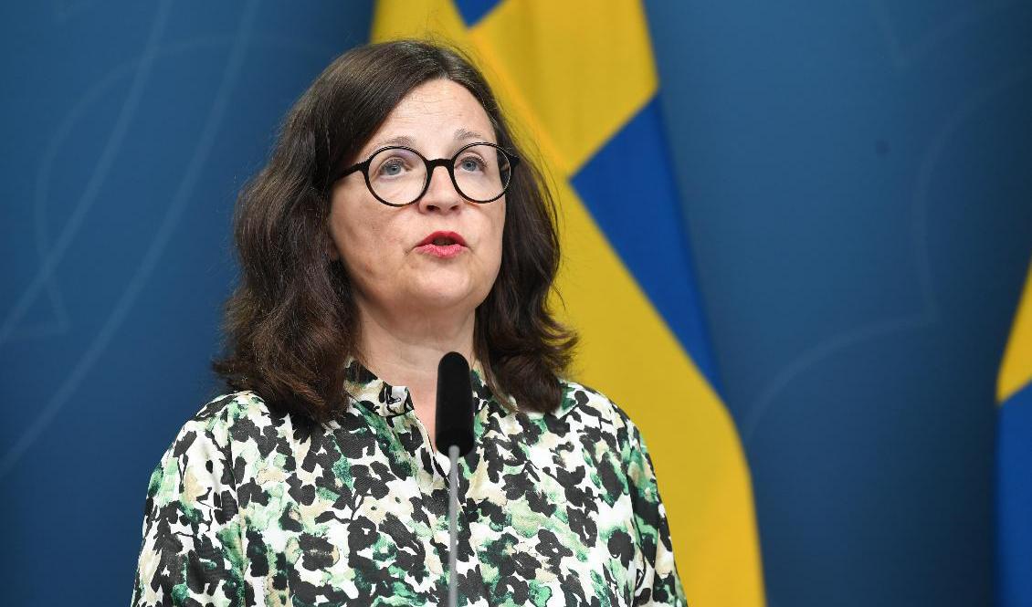 Utbildningsminister Anna Ekström presenterar budgetnyheter på en pressträff där även högskole- och forskningsminister Matilda Ernkrans deltar. Arkivbild. Foto: Fredrik Sandberg/TT