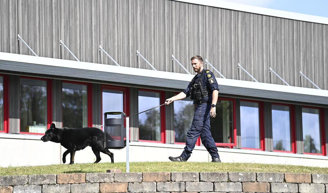 Polis på plats utanför skolan i Nässjö. Foto: Mikael Fritzon/TT