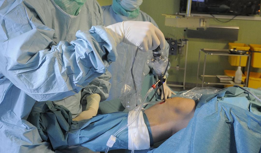 Tusentals operationer har skjutits upp under pandemin och nu planerar regioner att köpa in extra resurser för att kunna beta av vårdkön. Arkivbild. Foto: Mikael Fritzon/TT