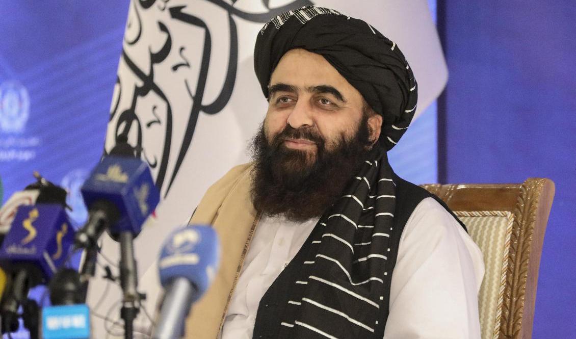 Talibanregimens "utrikesminister" Amir Khan Muttaqi under tisdagens presskonferens i Kabul. Foto: Muhammad Farooq/AP/TT
