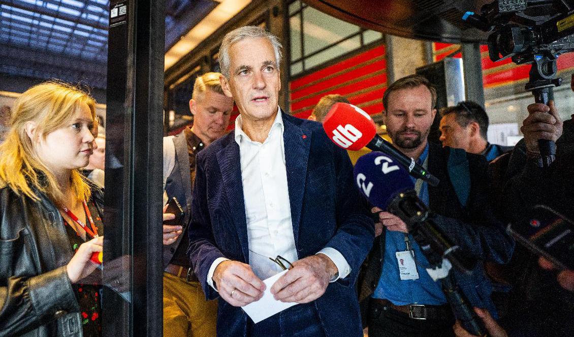 Norges blivande statsminister Jonas Gahr Støre på väg till presskonferens i Oslos Folkets hus dagen efter valsegern i stortingsvalet. Foto: Håkon Mosvold Larsen/NTB/TT