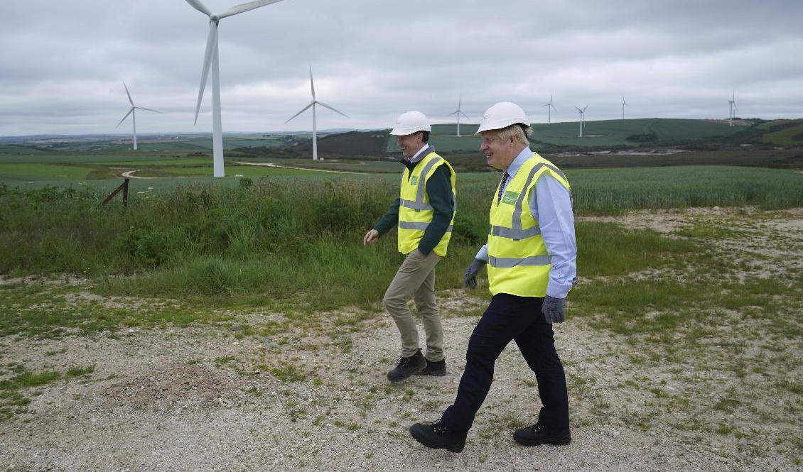 Storbritanniens premiärminister Boris Johnson synar en vindkraftspark i Skottland. Arkivbild. Foto: Jon Super/AP/TT