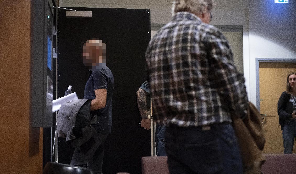Mannen på väg in i rättssalen vid Göteborgs tingsrätt. Foto: Björn Larsson Rosvall/TT