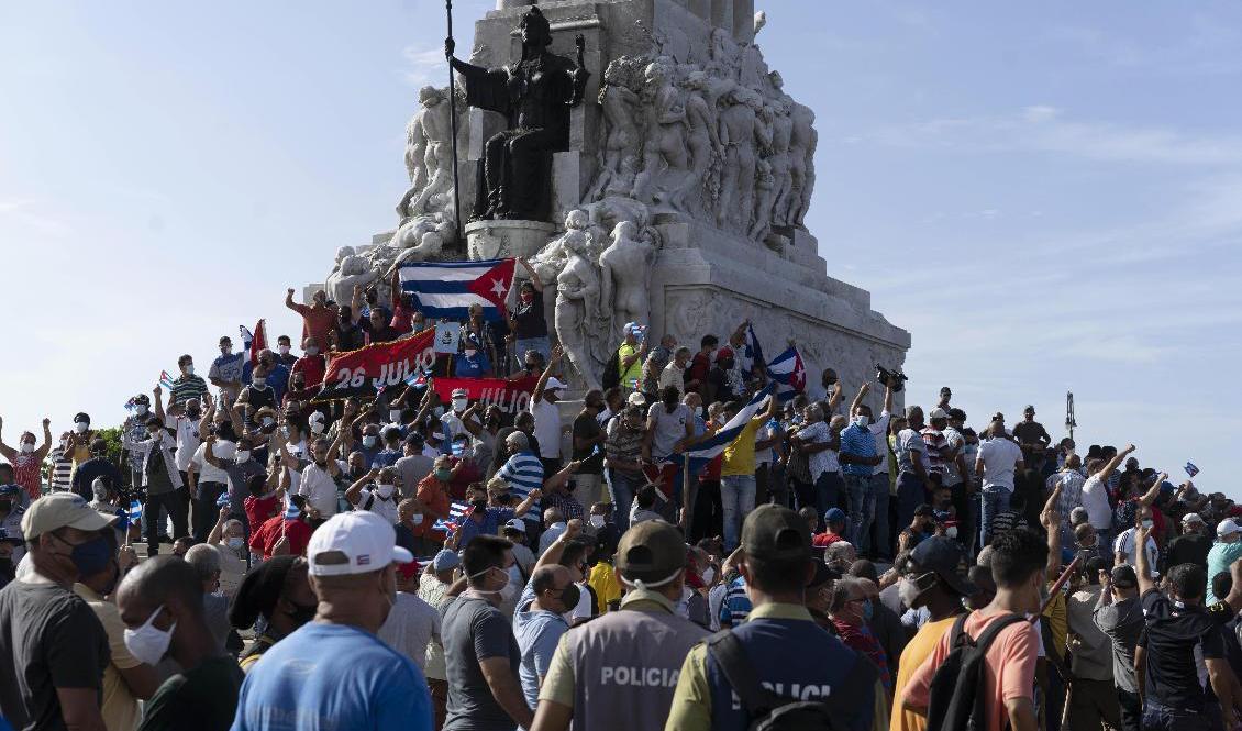 Regeringskritiska demonstranter i Havanna den 11 juli i år. Gripanden efteråt får nu EU-parlamentet att kräva sanktioner mot Kuba. Arkivfoto. Foto: Eliana Aponte/AP/TT