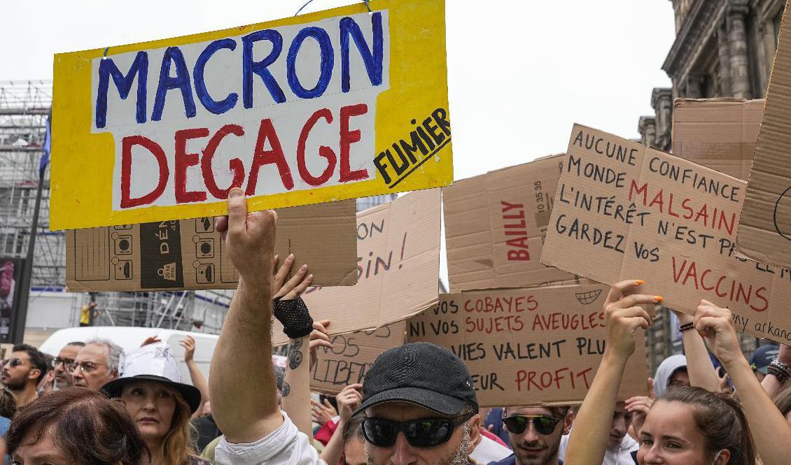 Fransmän protesterar mot krav på vaccinering den 17 juli efter att president Emmanuel Macron meddelat fler vaccinkrav – bland annat att vårdpersonal måste vaccinera sig för att få behålla sitt arbete. Det kravet trädde i kraft den 15 september. Arkivbild. Foto: Michel Euler/AP/TT