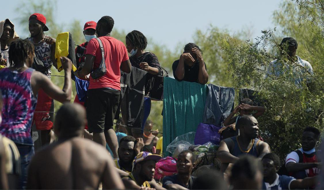 Migranter vid en bro i Texas, USA. Foto: Eric Gay