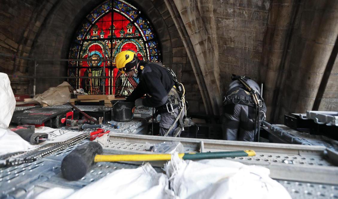 Arbete inne i Notre-Dame. Bild från den 15 april i år. Foto: Langsdon/AP/TT