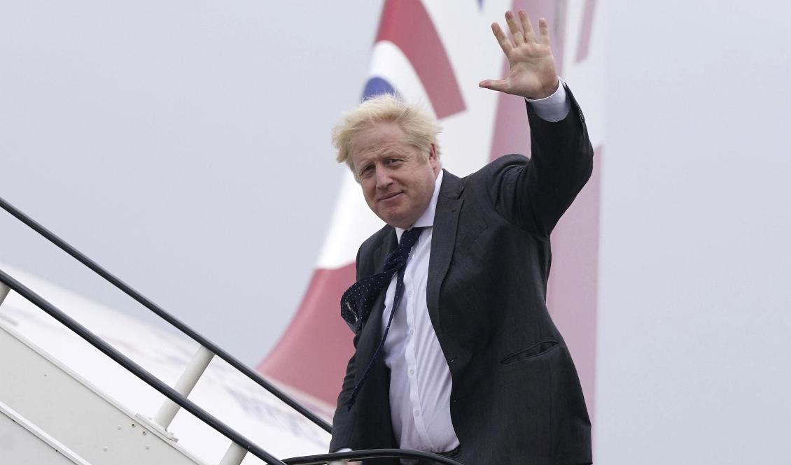 Storbritanniens premiärminister Boris Johnson kliver på planet mot USA, där han ska träffa president Joe Biden och närvara vid FN:s generalförsamling i New York. Foto: Stefan Rousseau/AP/TT