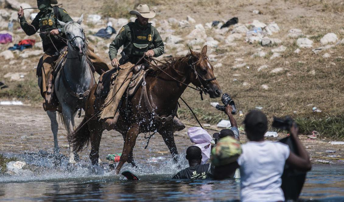 Gränspolisen försöker hindra migranter från att korsa gränsfloden Rio Grande in i USA. Foto: Felix Marquez/AP/TT