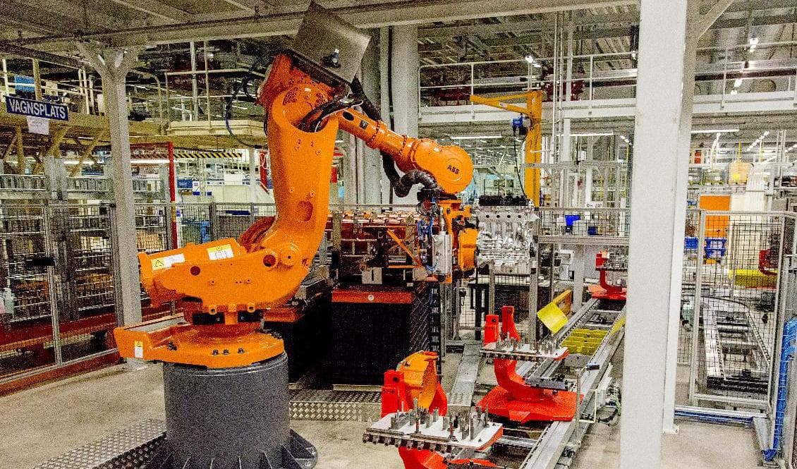 Volvo Cars är en av många fordonstillverkare som har tvingats pausa produktionen tillfälligt på grund av komponentbrist. På bilden syns industrirobotar i motorfabriken i Skövde. Arkivbild. Foto: Adam Ihse/TT