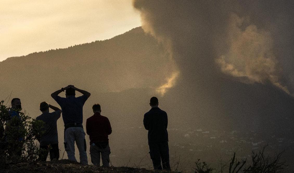 Vulkanen på kanarieön La Palma spyr på fredagen ut tjocka moln av svart aska. Foto: Emilio Morenatti/AP/TT