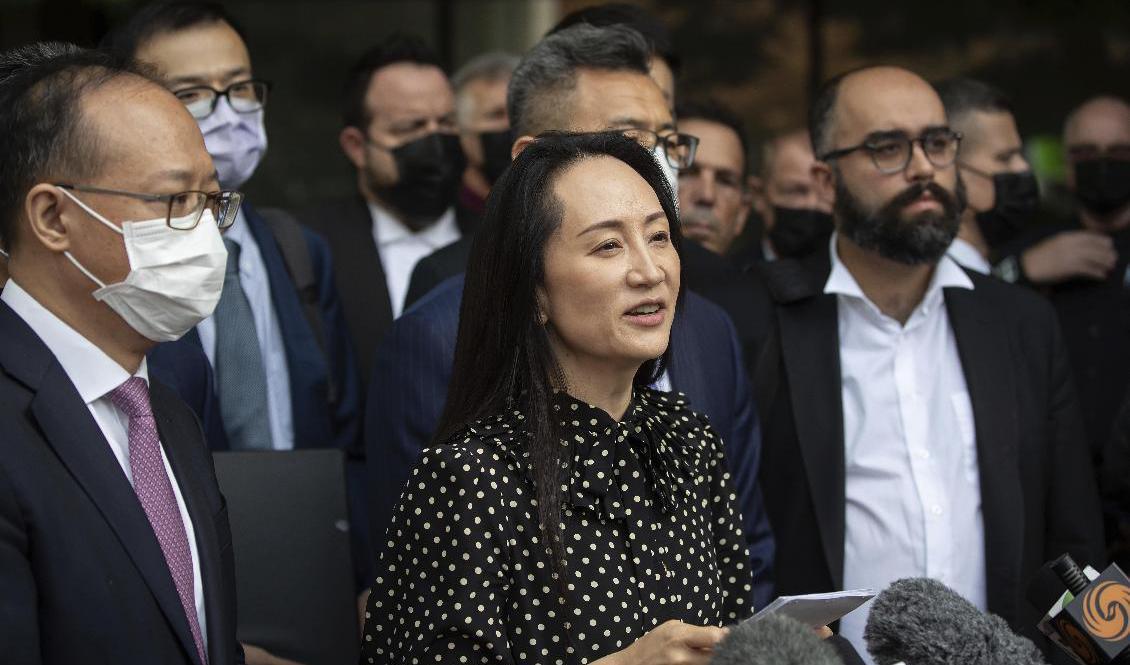 Telekomjätten Huaweis ekonomichef Meng Wanzhou läser upp ett uttalande efter att en domstol i Vancouver släppt henne fri. Foto: Darryl Dyck/AP/TT