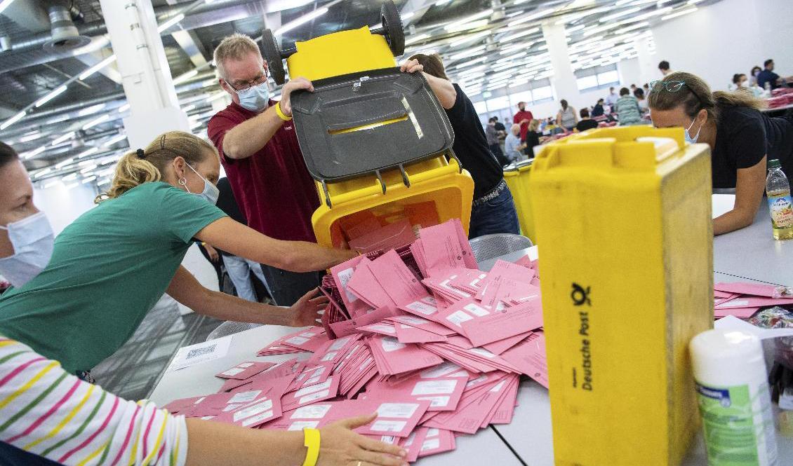 Socialdemokratiska SPD och kristdemokratiska CDU ser ut att få omkring en fjärdedel av rösterna vardera, enligt vallokalsundersökningarna. Foto: Sven Hoppe/AP/TT