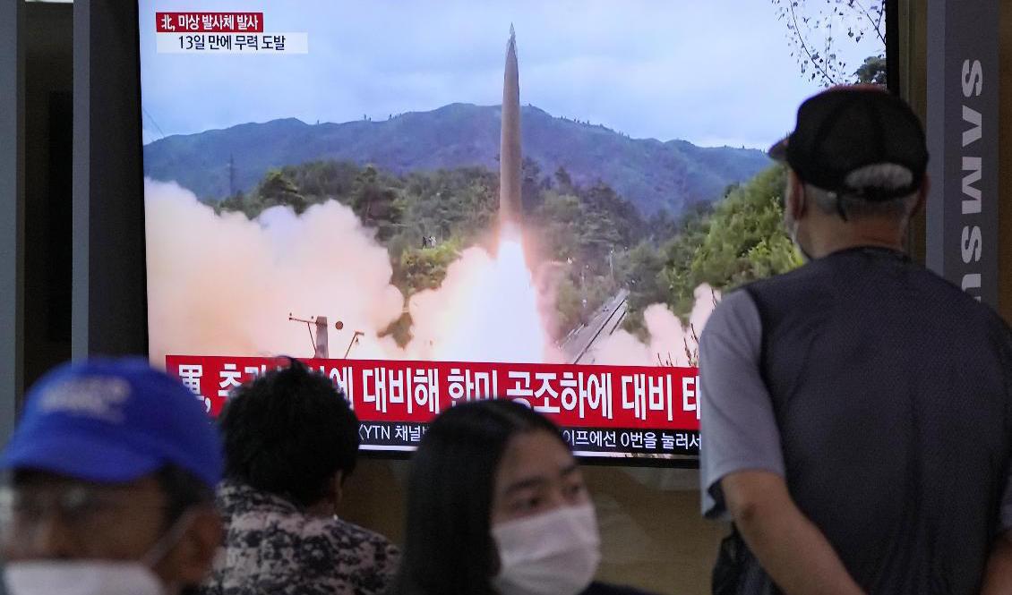 Sydkoreaner ser på tv-bilder av Nordkoreas senaste robottest. Foto: Ahn Young-Joon/AP/TT