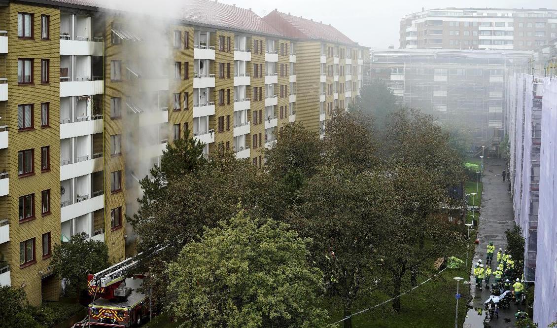 Branden spred sig snabbt efter explosionen i ett flerfamiljshus på Övre Husargatan i Annedal i centrala Göteborg. Foto: Björn Larsson Rosvall /TT