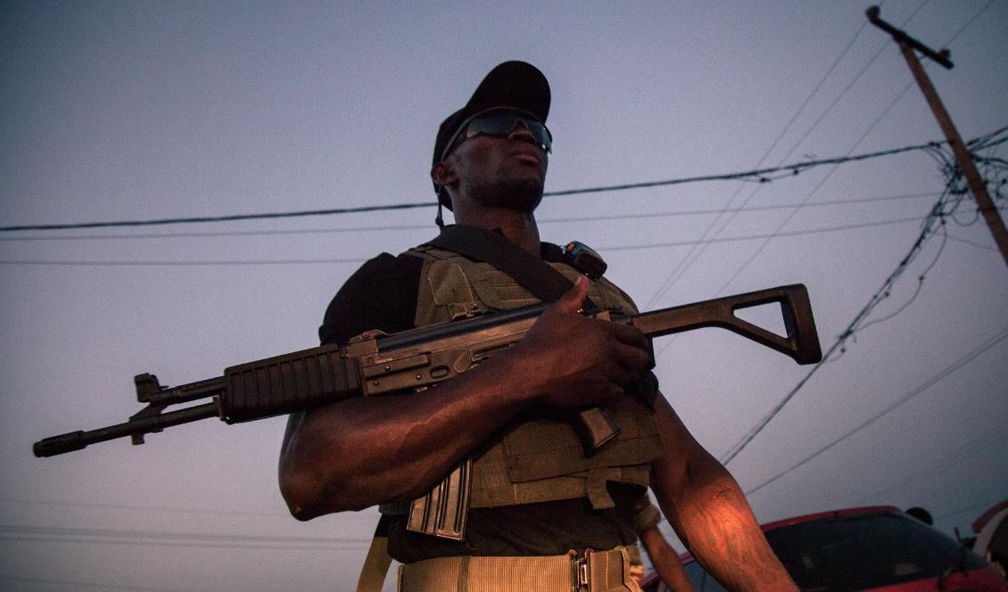 
En soldat från Kameruns armé patrullerar 2018 i staden Buea i regionen Southwest i Kamerun, som är ett av de områden där konflikten pågår. Foto: ALEXIS HUGUET/AFP via Getty Images                                            