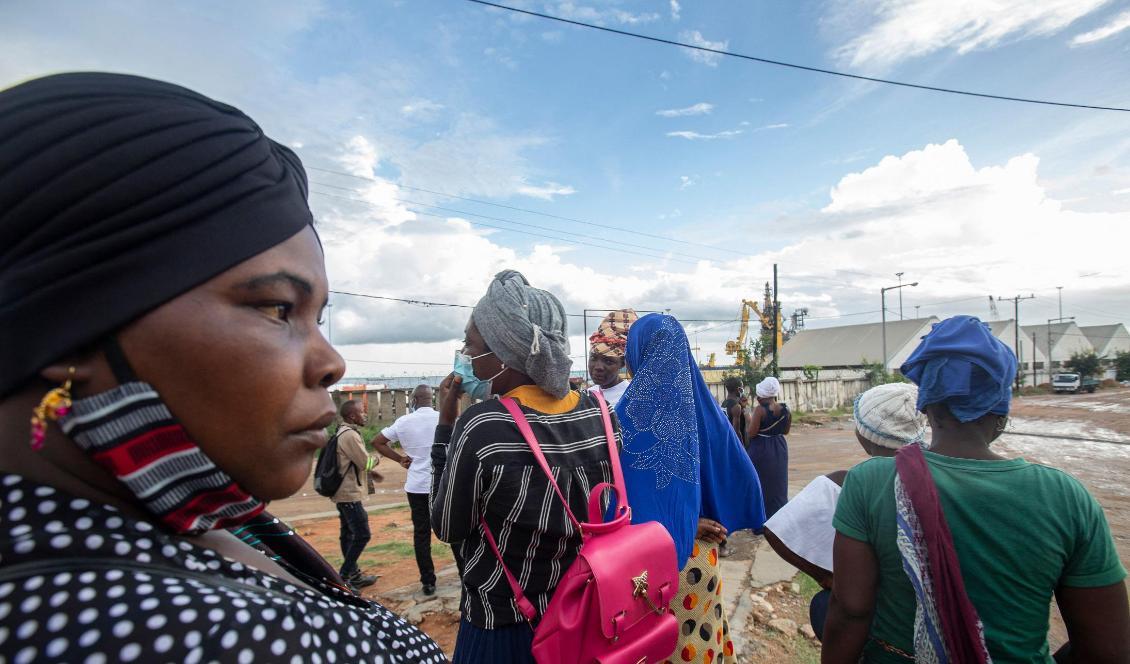Människor väntar i utkanten av hamnen i Pemba i Moçambique på familjer som evakuerats efter en jihadistattack i staden Palma, den 24 mars 2021. Foto: ALFREDO ZUNIGA/AFP via Getty Images