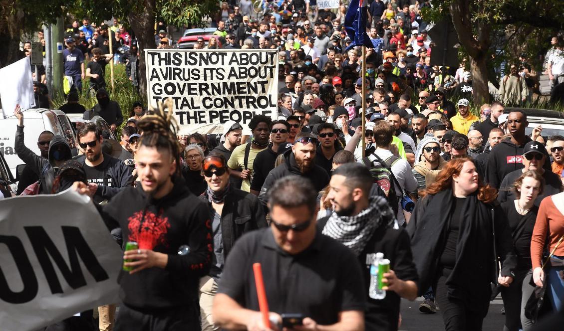 Demonstranter marscherar på gatan i Melbourne i Australien den 18 september mot regeringens covid-19-restriktioner. 
William West/AFP via Getty Images