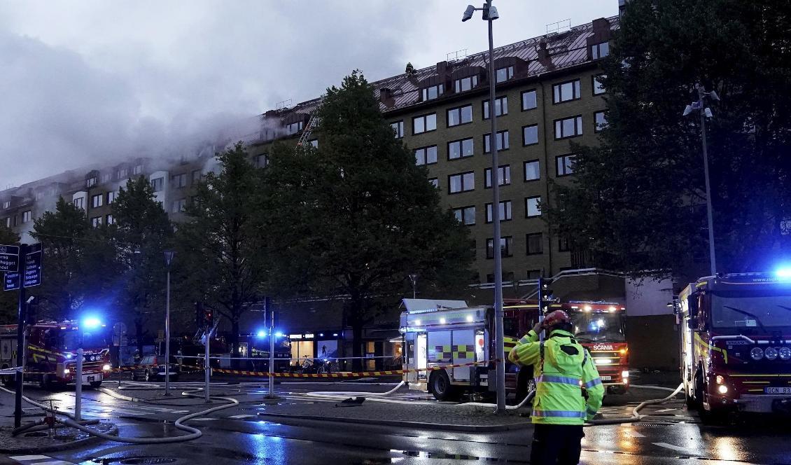 Rök bolmar ut ur bostadshuset på Övre Husargatan i Annedal i centrala Göteborg, efter explosionen som inträffade vid 05-tiden på tisdagsmorgonen. Foto: Björn Larsson Rosvall/TT