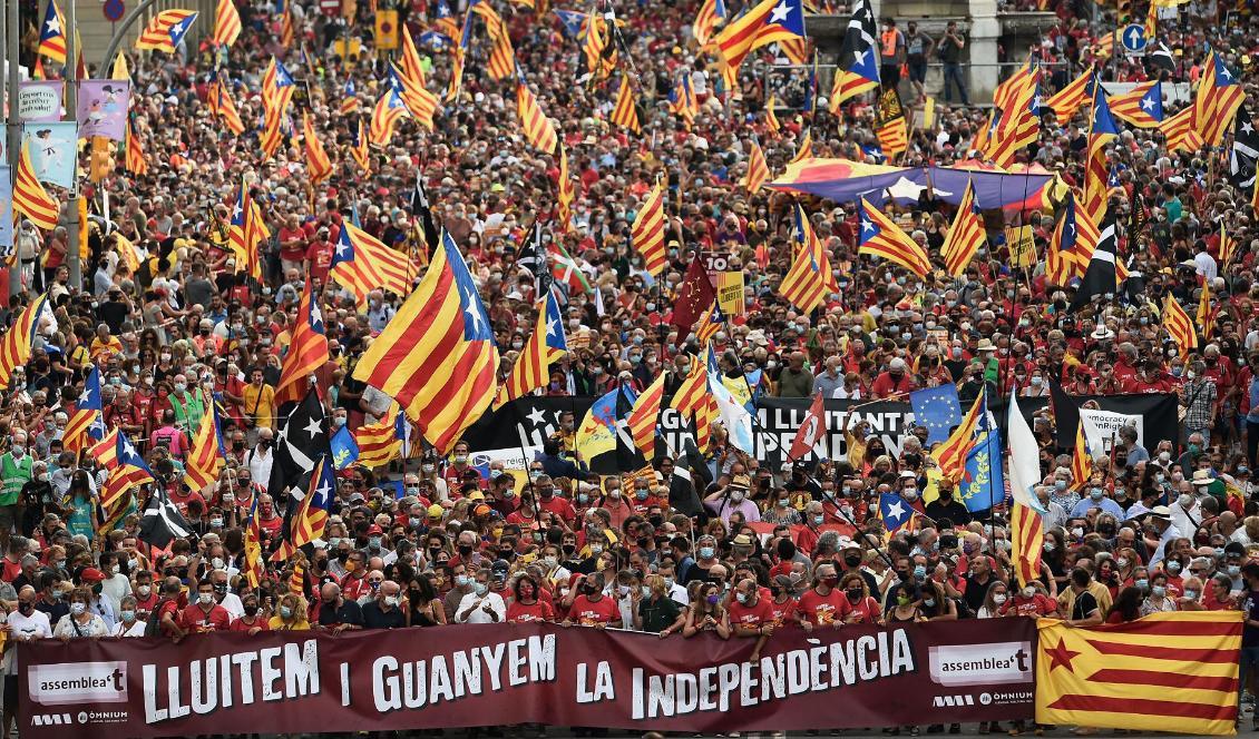 Människor viftar med flaggor för Kataloniens självständighet under en demonstration lördagen den 11 september 2021. Foto: Josep Lago/AFP via Getty Images