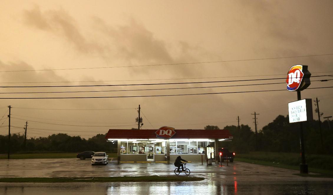 
Ovädret Nicholas rör sig mot USA-delstaten Texas. Foto: Elizabeth Conley/AP/TT                                            