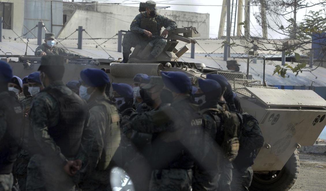 Militär och polis på plats vid fängelset i Guayaquil. Foto: Jose Sanchez/AP/TT