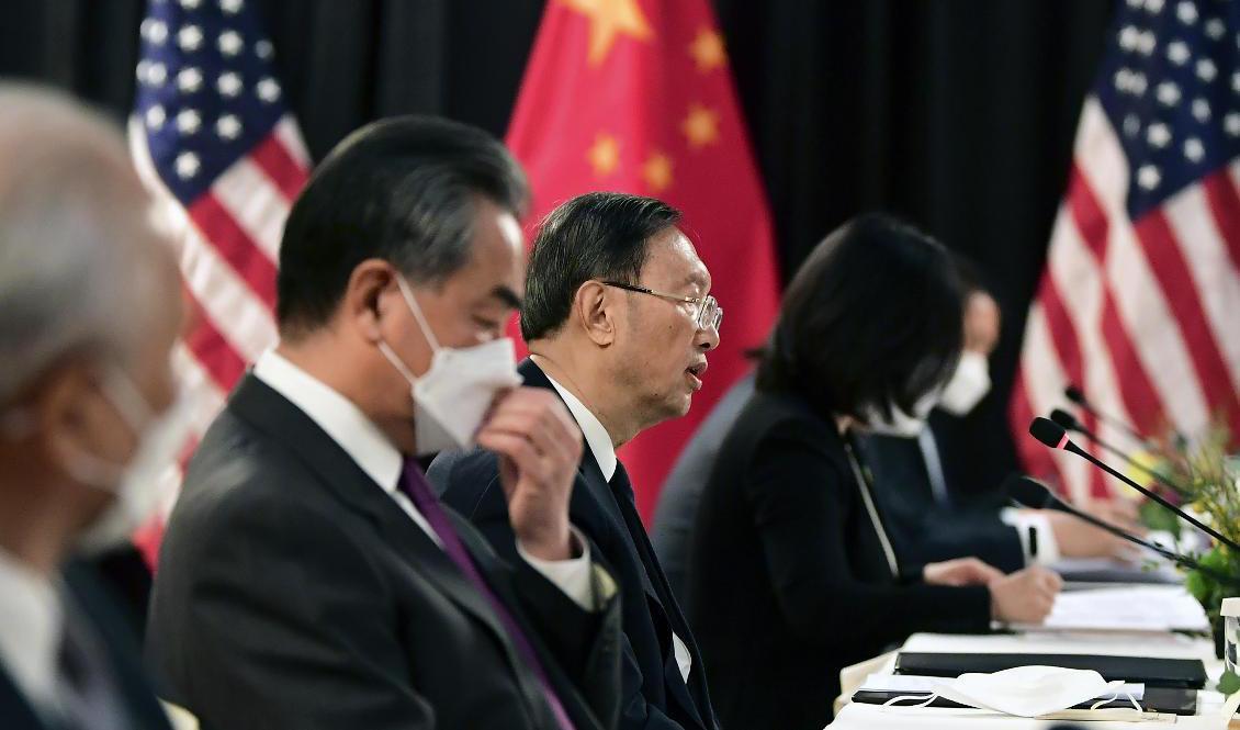 Yang Jiechi, i mitten, ska träffa USA:s nationelle säkerhetsrådgivare Jake Sullivan denna vecka. Foto: Frederic J. Brown/poolfoto via AP/TT