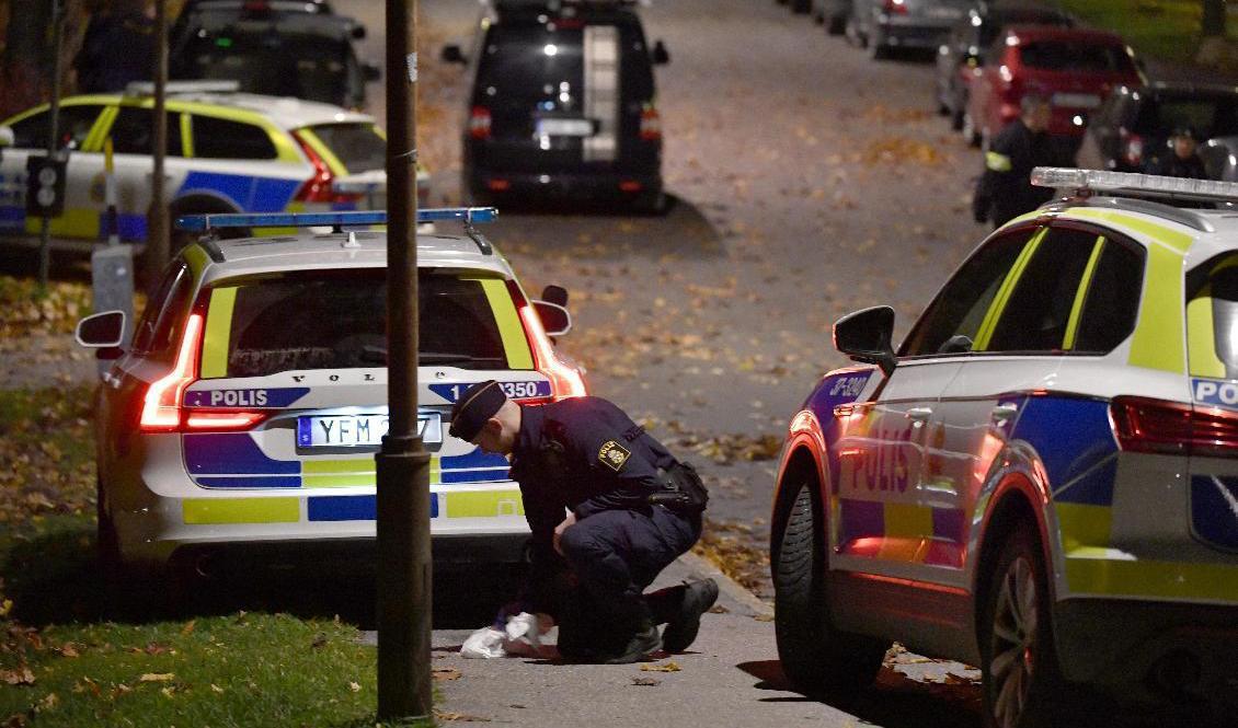 Polisen säkrar spår på platsen efter att två personer sköts i Farsta strand i södra Stockholm på tisdagskvällen. Ett av offren har avlidit av sina skador. Foto: Jessica Gow/TT