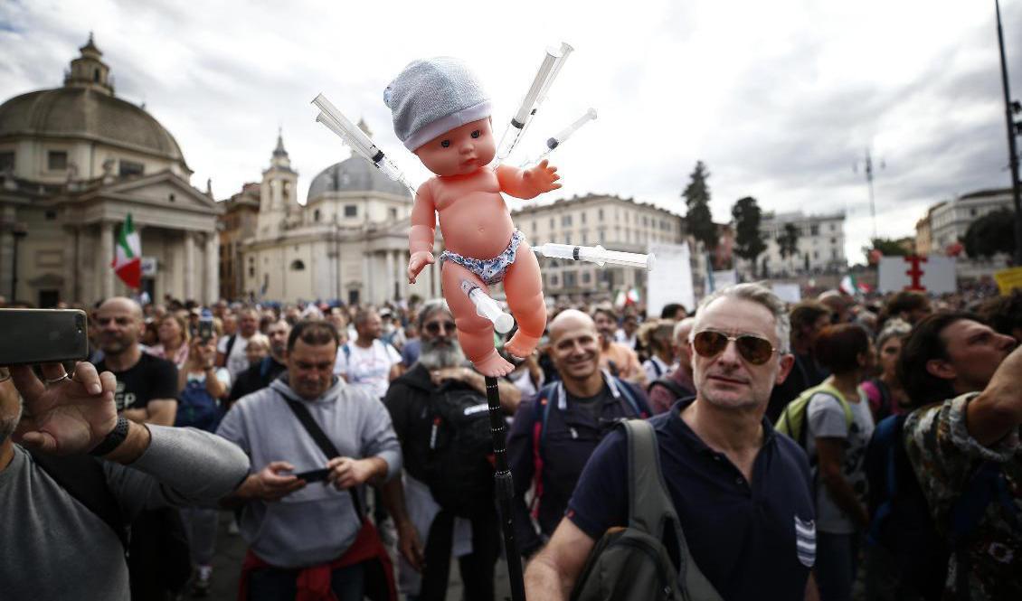 En docka med sprutor vid en protest i huvudstaden Rom mot vaccinpassen. Bilden är tagen i lördags. Foto: Cecilia Fabiano/AP/TT