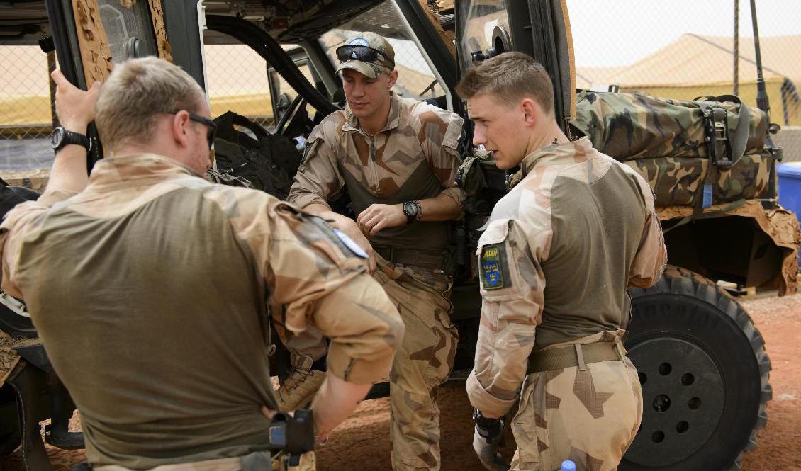 Tre spaningssoldater förbereder en patrull i Timbuktu 2015. Arkivbild. Foto: Henrik Montgomery/TT