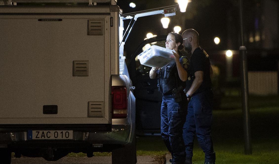 Polisens kriminaltekniker på plats efter att en kvinna i 20-årsåldern hittats död i en lägenhet i Kristianstad på söndagen. Foto: Johan Nilsson/TT