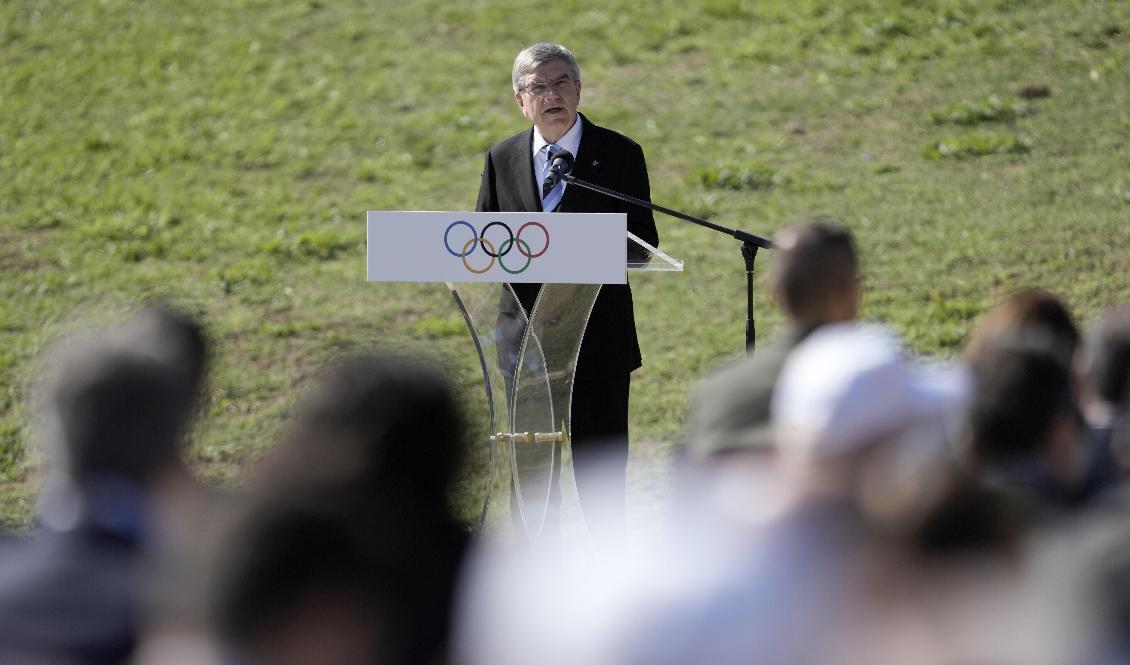 IOK:s ordförande Thomas Bach håller ett tal vid ceremonin där OS-elden tänds. Foto: Petros Giannakouris/AP/TT